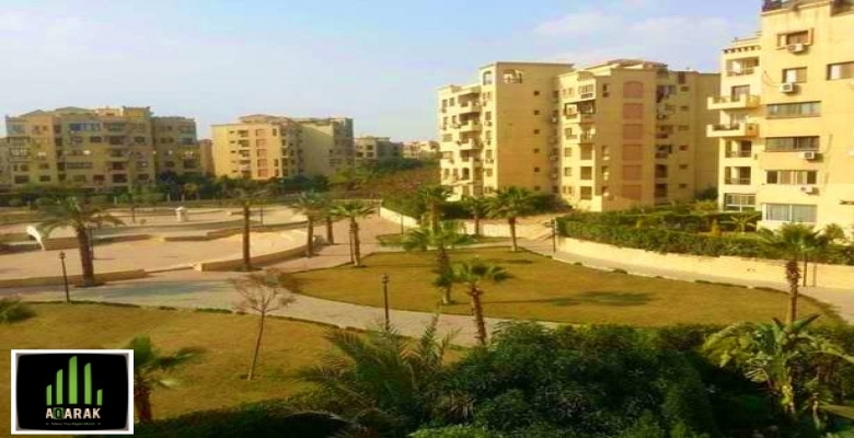 للبيع شقه ١٧٢ م دور ثاني ب اسانسير بكمبوند حي الاشجار نصف تشطيب