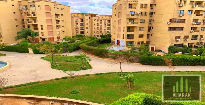 للبيع شقه ١٧٢ م دور ثاني ب اسانسير بكمبوند حي الاشجار نصف تشطيب