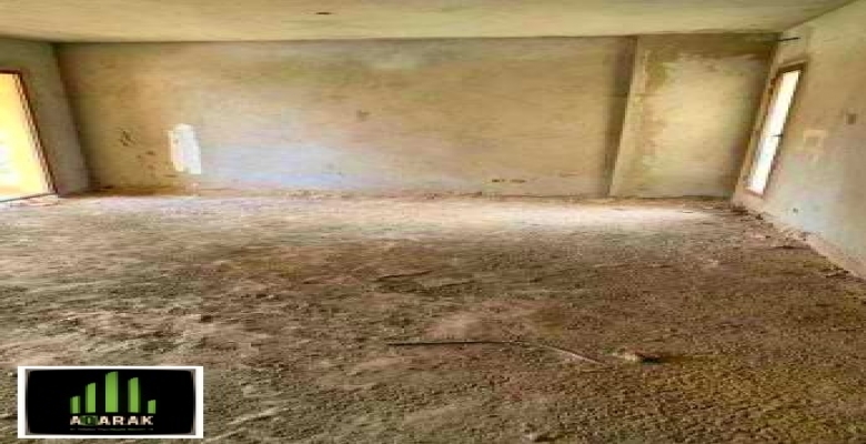 للبيع شقه ١٧٢ م دور ثاني ب اسانسير بكمبوند حي الاشجار نصف تشطيب