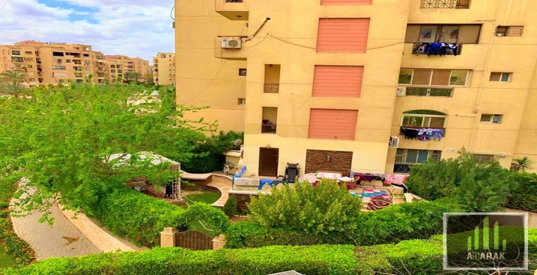 للبيع شقه ١٧٢ م دور ثاني ب اسانسير بكمبوند حي الاشجار نصف تشطيب