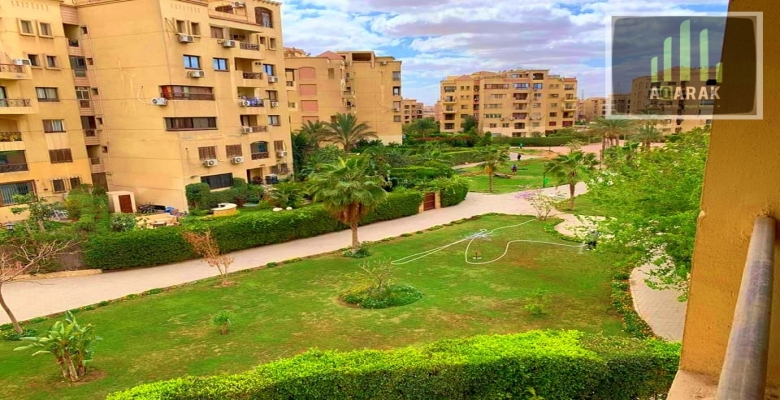 للبيع شقه ١٧٢ م دور ثاني ب اسانسير بكمبوند حي الاشجار نصف تشطيب