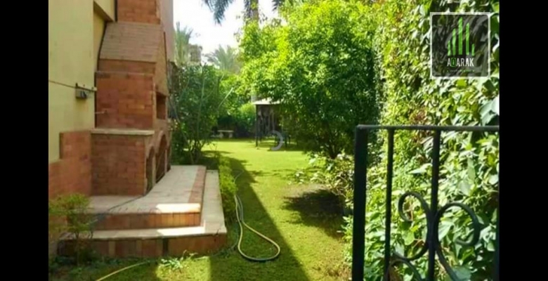 بحي الاشجار للبيع بينت هاوس ٢٠٢م٢ + روف ٧٥ م نصف تشطيب على المحارة بلدور الخامس والعمارة يوجد بها أسانسير وجراج أسفل العمارة به مكان ملك الوحدة مخصص لها بالإضافة الى أماكن باركينج حول المبنى الوحدة تتكون من مستويين المستوى الأول به ريسيبشن كبير يكفى ٣ قطع