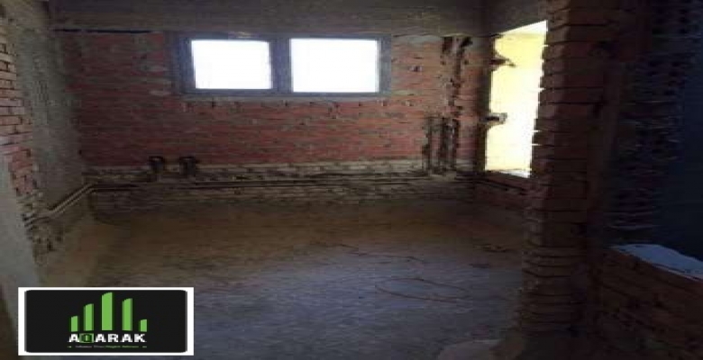 بحي الاشجار للبيع بينت هاوس ٢٠٢م٢ + روف ٧٥ م نصف تشطيب على المحارة بلدور الخامس والعمارة يوجد بها أسانسير وجراج أسفل العمارة به مكان ملك الوحدة مخصص لها بالإضافة الى أماكن باركينج حول المبنى الوحدة تتكون من مستويين المستوى الأول به ريسيبشن كبير يكفى ٣ قطع