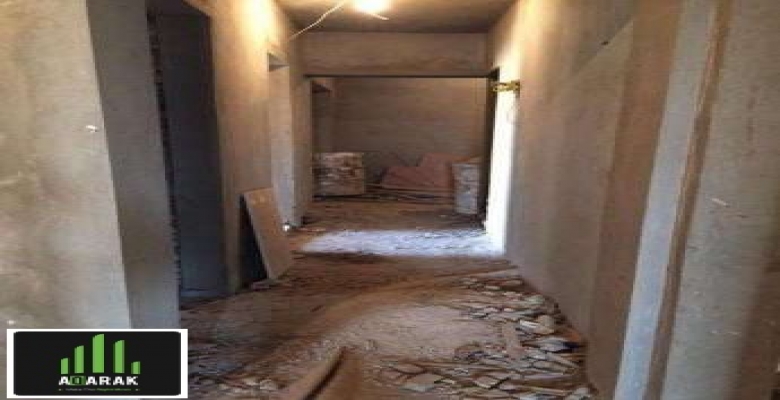 بحي الاشجار للبيع بينت هاوس ٢٠٢م٢ + روف ٧٥ م نصف تشطيب على المحارة بلدور الخامس والعمارة يوجد بها أسانسير وجراج أسفل العمارة به مكان ملك الوحدة مخصص لها بالإضافة الى أماكن باركينج حول المبنى الوحدة تتكون من مستويين المستوى الأول به ريسيبشن كبير يكفى ٣ قطع