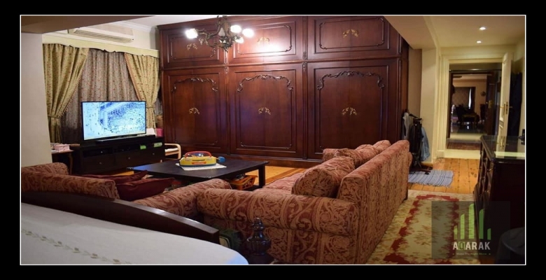 للبيع شقة مساحة ٢٣٤ متر حي الاشجار ، ٣ دقائق من مول مصر ، رسيبشن كبير ٤ قطع ، ٣ نوم ( منهم ١ سويت مع ليفنج ( او دريسنج ) و حمام ، ١ بحمام و تراس و الثالثة غرفة بمخزن كبير ) ، حجرة خادمة ، مخزن كبير ، مطبخ كبير بمنشر كبير مطل علي الباركنج، حمام ضيوف ، بالد