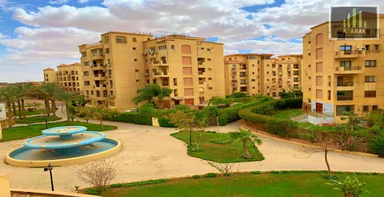 شقه دور اول 135 م للبيع بحي الاشجار بسعر ممتاز تشطيب ممتاز تتكون من ٣ غرف نوم و٢ حمام ورسبشن ومطبخ وبلكونات اماميه وخلفيه داخل حي الاشجار كومباوند متكامل الخدمات والمرافق علي طريق الواحات مباشر امام دريم لاند وبجوار مول مصر ومدينه الانتاج الاعلامي وامام ج