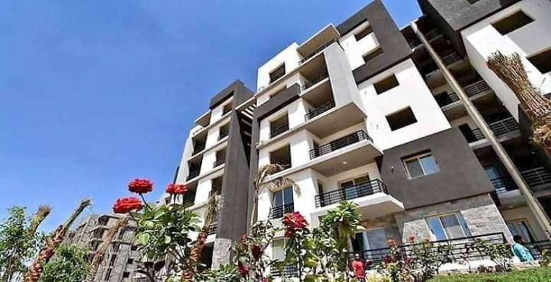 فرصة ذهبية شقة للبيع بكمبوند تاج سيتى امام المطار و فندق كيمـبينسيكـى