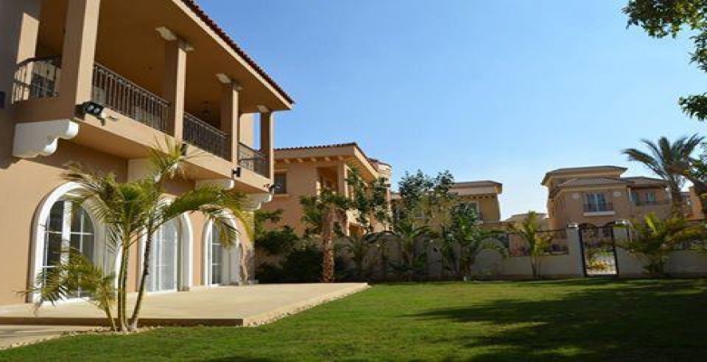 شقه للبيع بالتقسيط علي شارع التسعين بجوار AUC