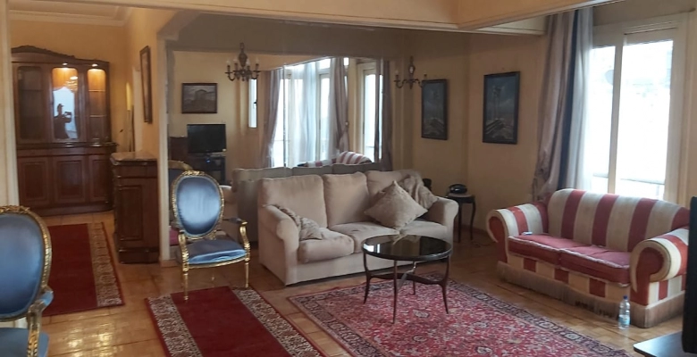 شقة مفروشة للبيع أو للايجار بالزمالك -  في ارقي شوارع  في منطقة الزمالك بجوار البنك -اطلالة عالي النيل ا