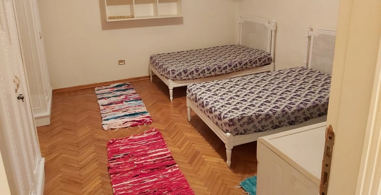 شقة مفروشة للبيع أو للايجار بالزمالك -  في ارقي شوارع  في منطقة الزمالك بجوار البنك -اطلالة عالي النيل ا