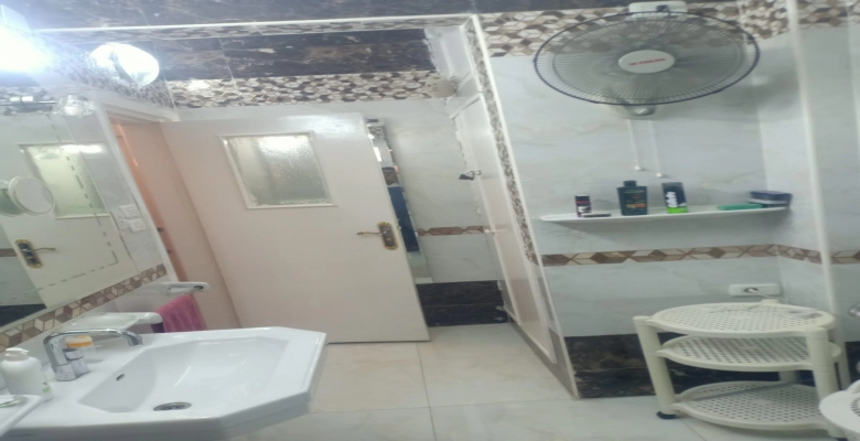 شقة للايجار في  موقع متميز الزمالك مكونة من 2 غرفة نوم  و2 حمام وسفرة ومطبخ  وقريبة من كل الخدمات