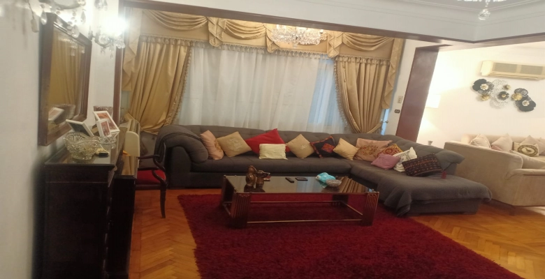 شقة للايجار في  موقع متميز الزمالك مكونة من 2 غرفة نوم  و2 حمام وسفرة ومطبخ  وقريبة من كل الخدمات