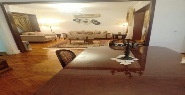 شقة للايجار في  موقع متميز الزمالك مكونة من 2 غرفة نوم  و2 حمام وسفرة ومطبخ  وقريبة من كل الخدمات