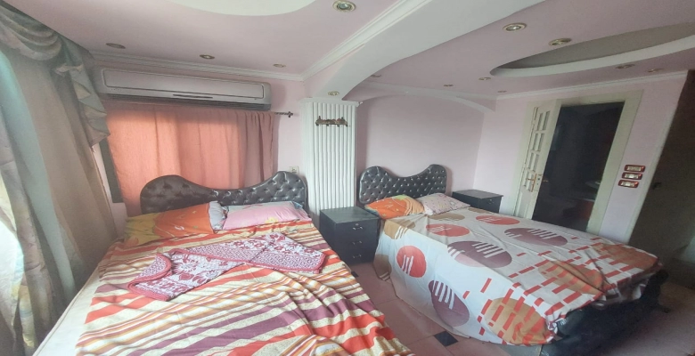 فيلا للبيع في موقع متميز بالشيخ زايد مكونة من 3 غرف نوم  و4 حمام و2 مطبخ  وريسبشن كبير و1 ليفنج الفيو بيطل علي الحديقة  وقريبة من كل الخدمات