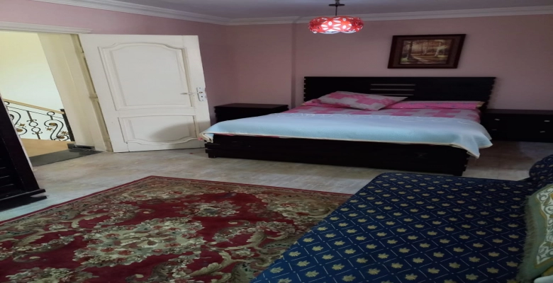 فيلا للبيع في موقع متميز بالشيخ زايد مكونة من 3 غرف نوم  و4 حمام و2 مطبخ  وريسبشن كبير و1 ليفنج الفيو بيطل علي الحديقة  وقريبة من كل الخدمات