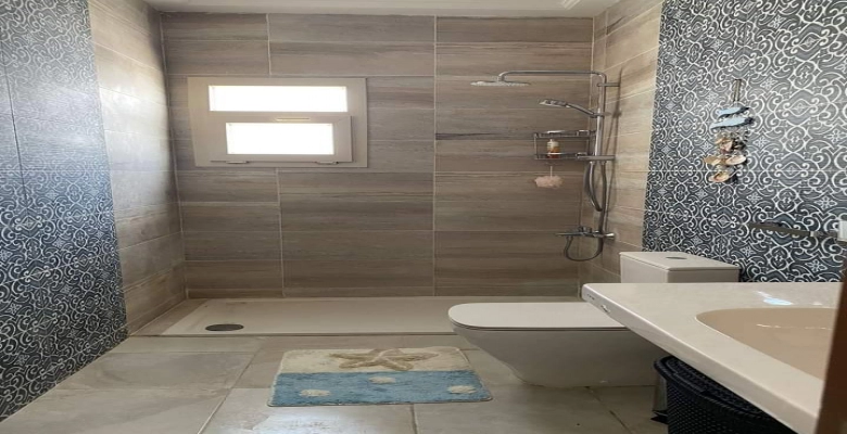 شاليه للايجار في لافيستا راس الحكمة - / A chalet for rent in La Vista ras Al Hikma -