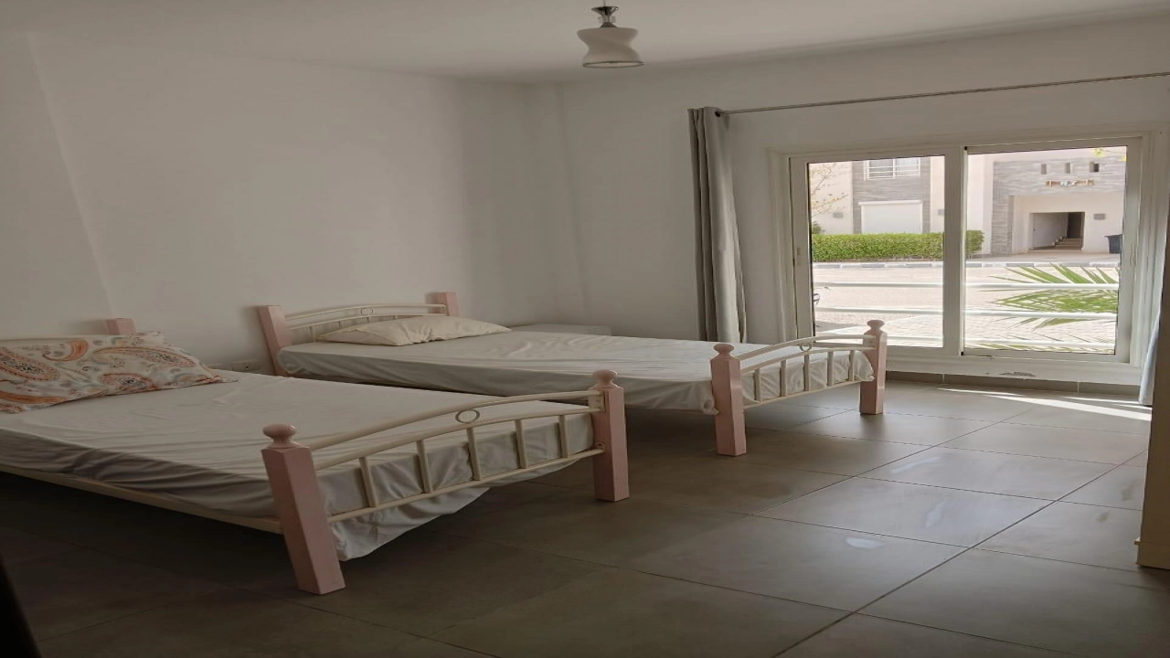 شالية للايجار 3 غرف اراضي بالحديقة  في قرية امواج الساحل الشمالي