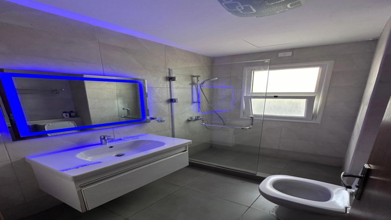 شالية للايجار 3 غرف اراضي بالحديقة  في قرية امواج الساحل الشمالي