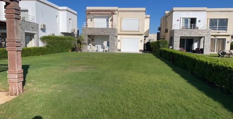 فيلا مستقلة للبيع في قرية امواج الساحل الشمالي صف اول علي البحر  Villa for sale in Amwaj North Coast Village