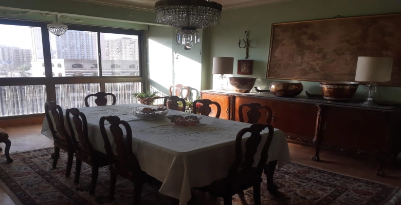 شقة للإيجار  في المهندسين تحتوي علي 4 غرف نوم + ريسبشن 3 قطع + 2 حمام + بلكونة بطول الشقة