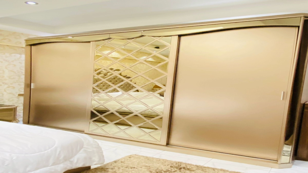 شقة مفروشة للايجار 3 غرف 2حمام وريسبشن كبير ومطبخ فى الدقى