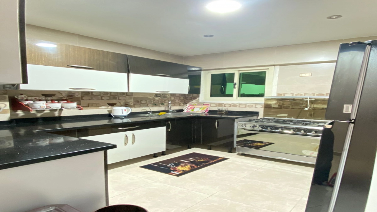 شقة مفروشة للايجار 3 غرف 2حمام وريسبشن كبير ومطبخ فى الدقى