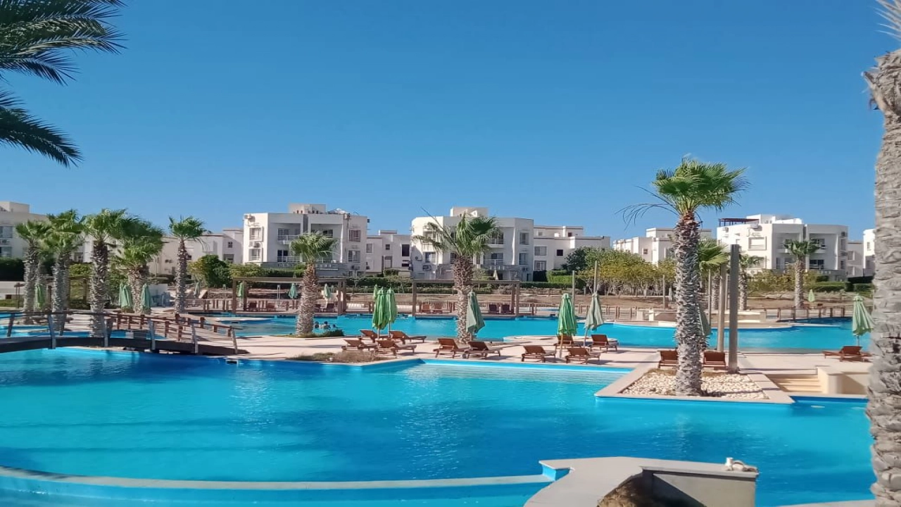 شالية ايجار 2 نوم اراضي  بجنينة في قرية امواج الساحل الشمالي