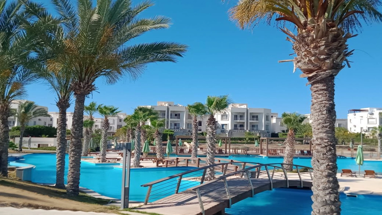 شالية ايجار 2 نوم اراضي  بجنينة في قرية امواج الساحل الشمالي