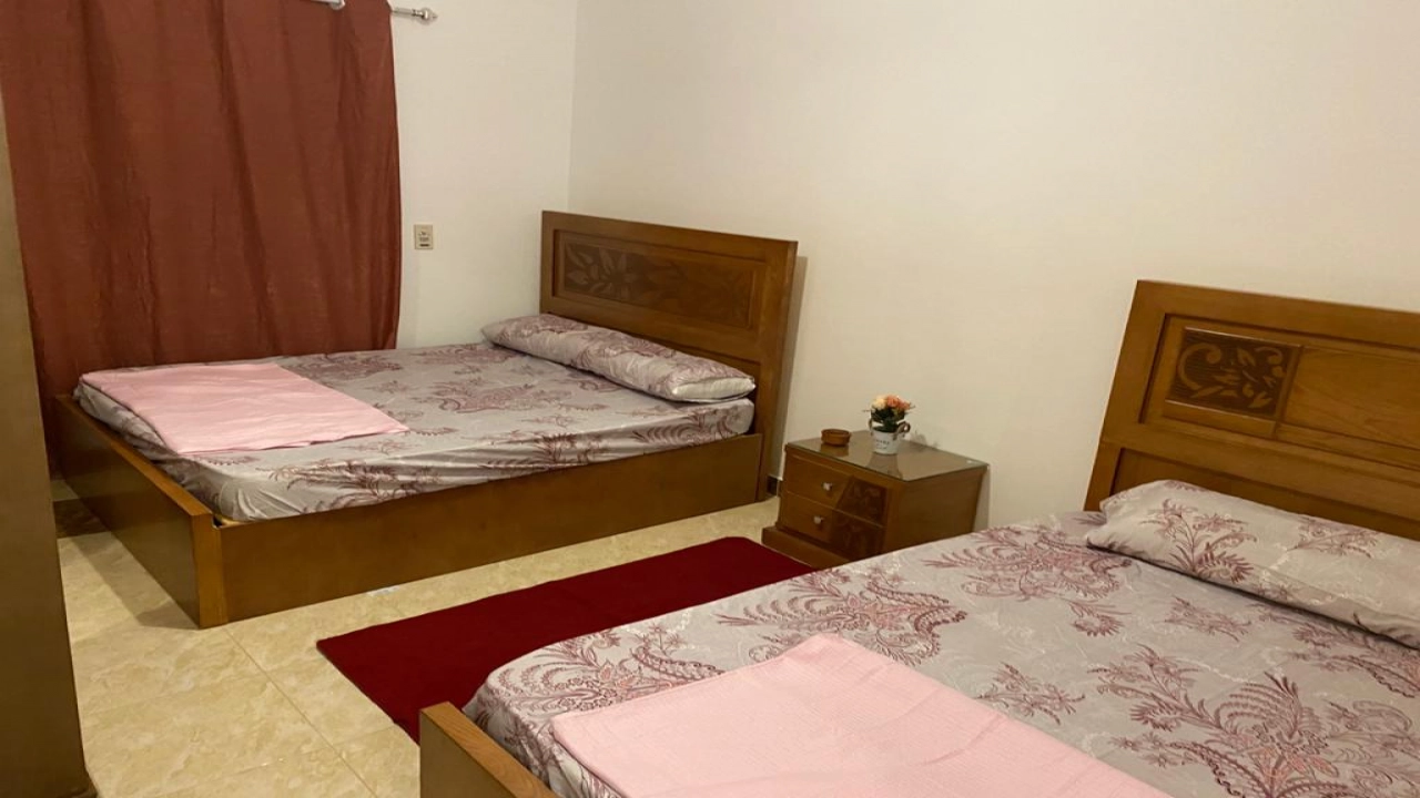 شاليه للايجار في كوان سيزر راس الحكمه ارضي 3غرف