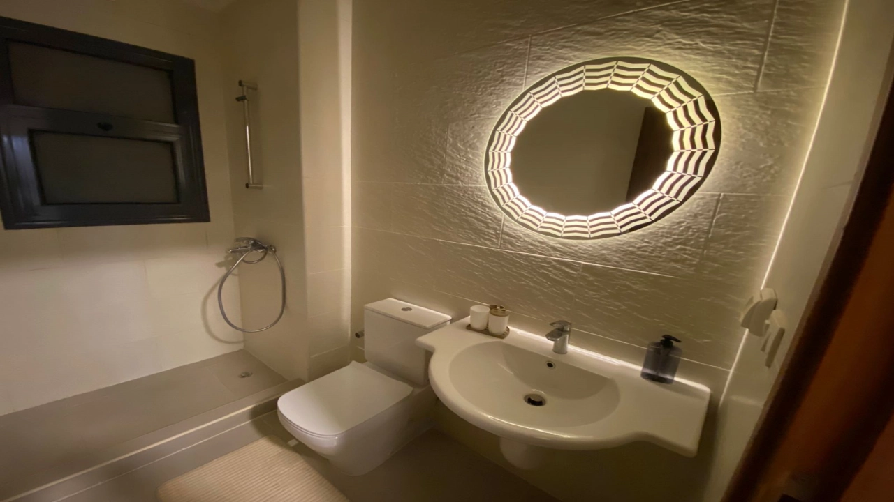 شاليه للايجار في جايا راس الحكمه ارضي بجاردن 3غرف