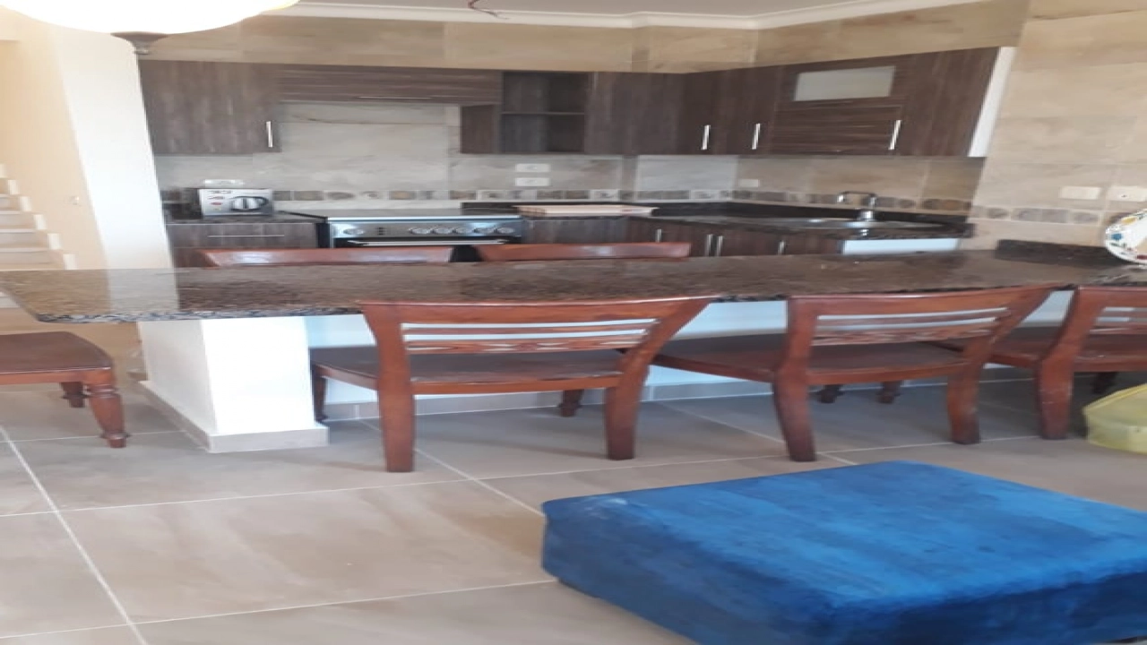 فيلا دوبلكس للايجار في تلال الساحل ارضي بجاردن 4غرف