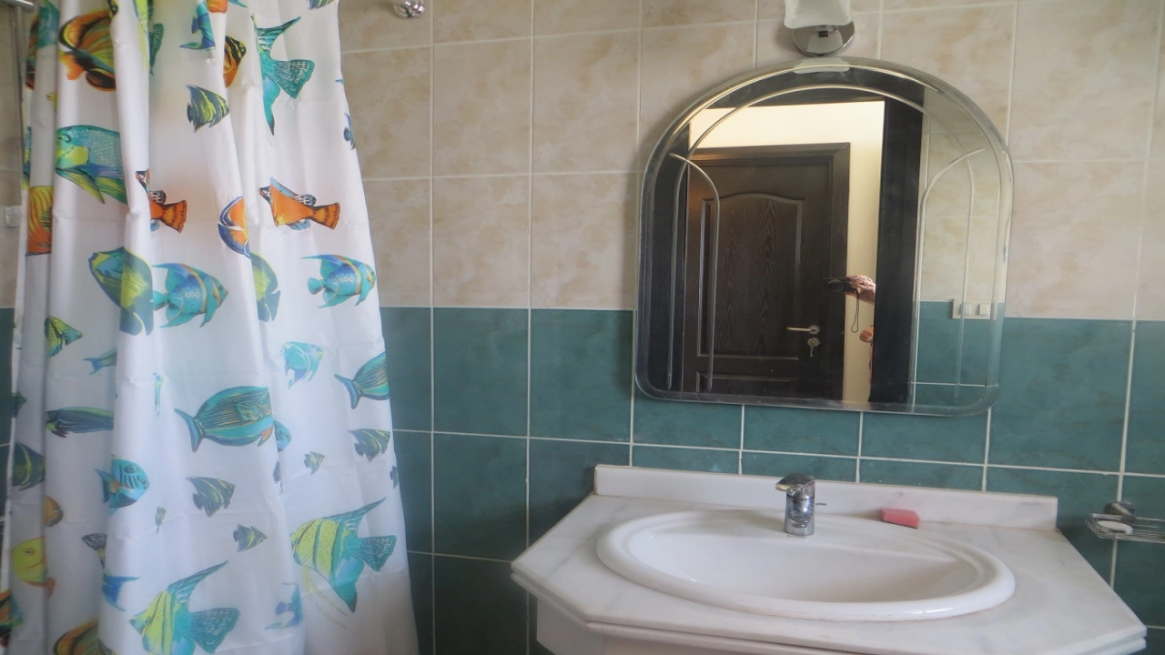 توين هاوس للايجار في تلال الساحل الشمالي ارضي بجاردن 4غرف