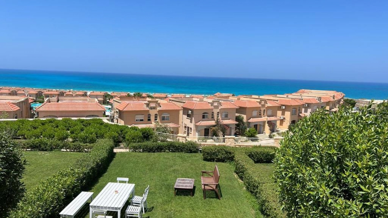 توين هاوس للبيع في تلال الساحل الشمالي ارضي 3غرف