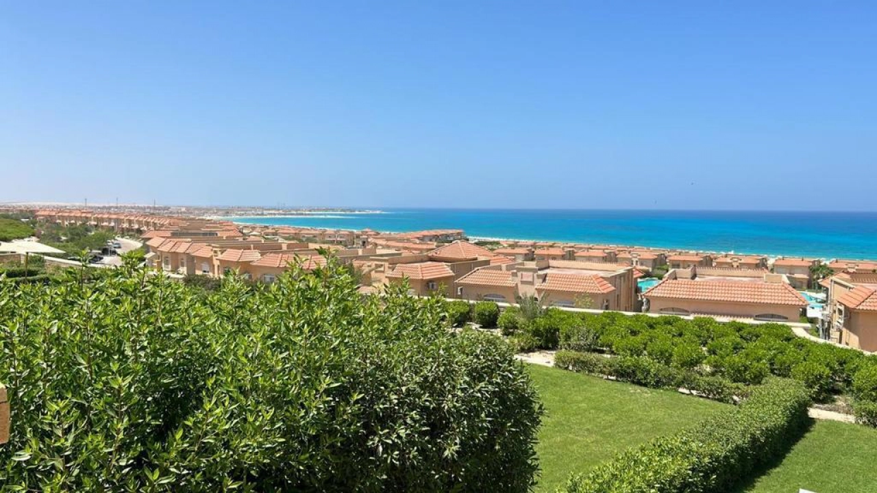 توين هاوس للبيع في تلال الساحل الشمالي ارضي 3غرف