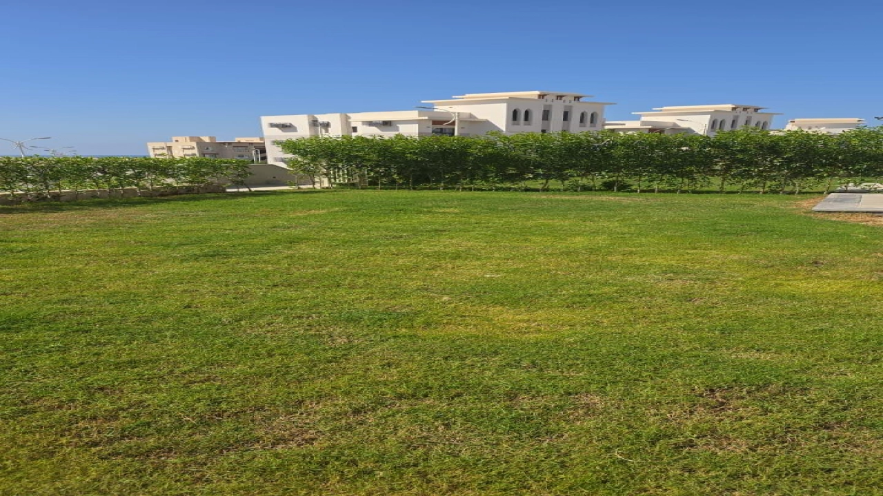 شاليه للايجار في جايا راس الحكمه ارضي بجاردن غرفتين