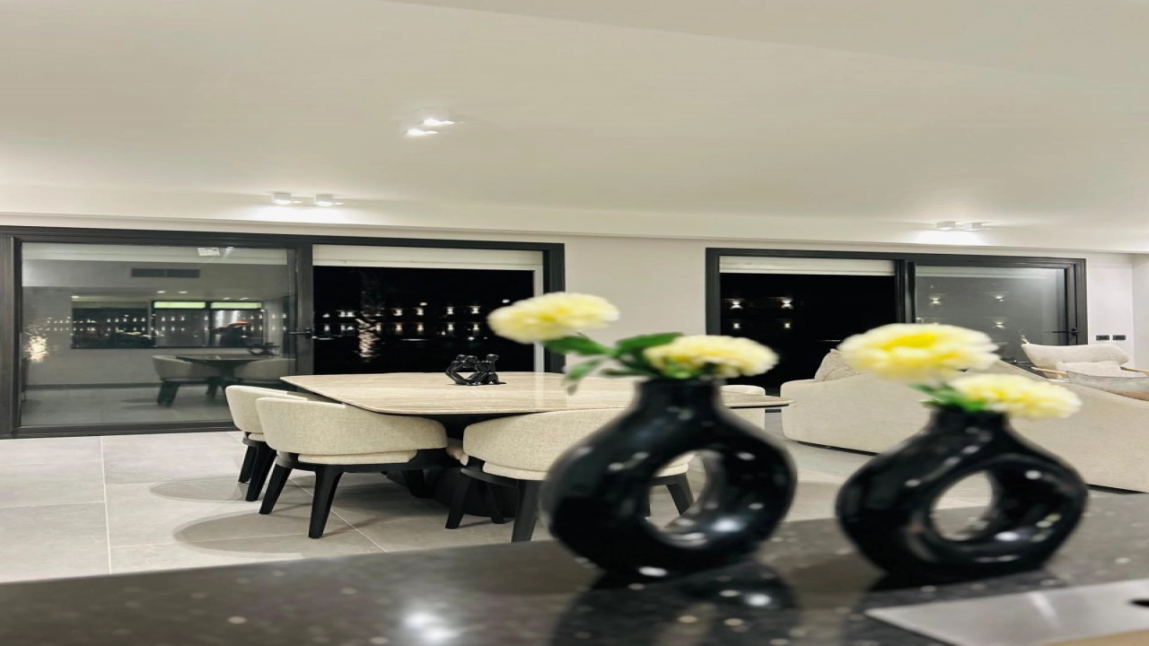 فيلا للايجار في بلايا راس الحكمة ارضي 4غرف