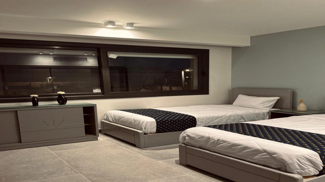 فيلا للايجار في بلايا راس الحكمة ارضي 4غرف