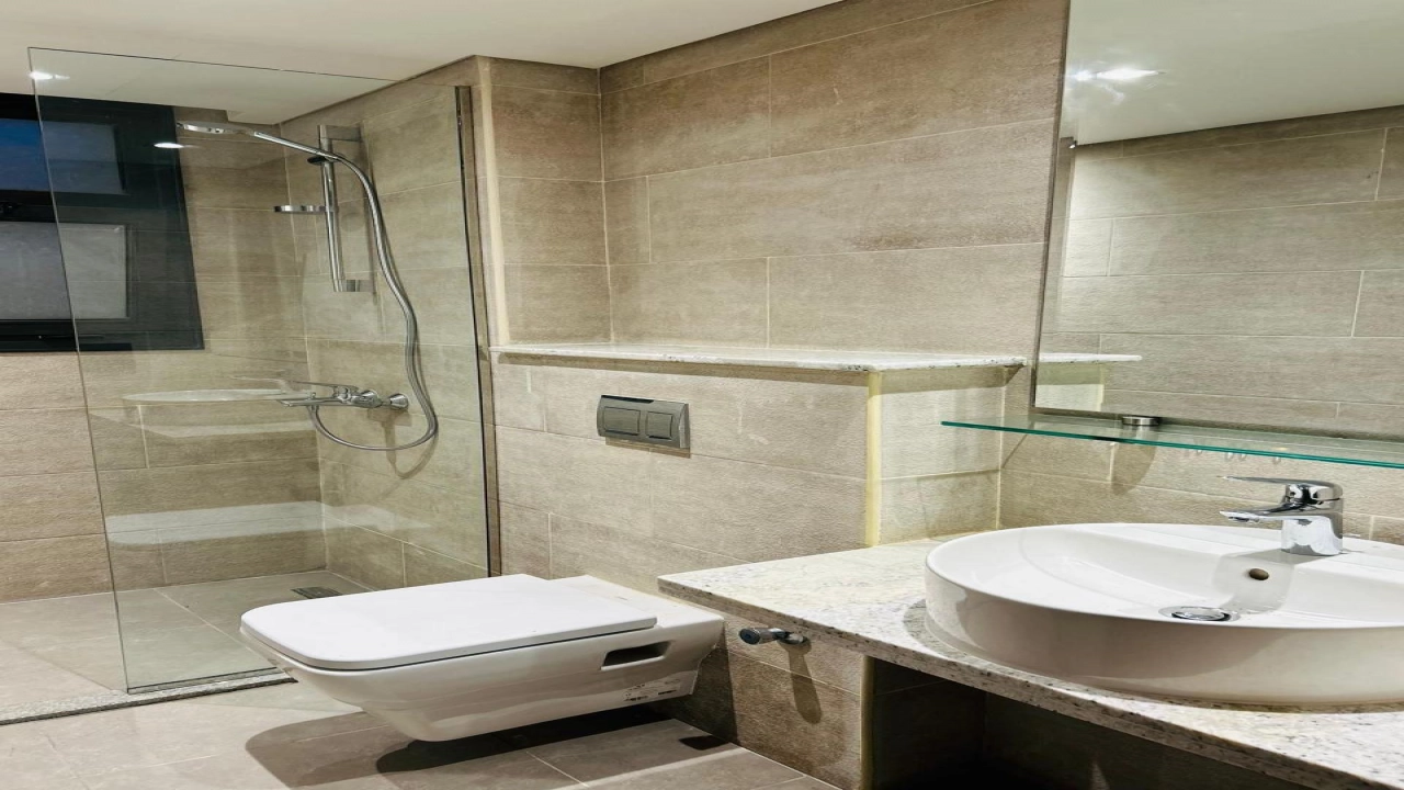 فيلا للايجار في بلايا راس الحكمة ارضي 4غرف