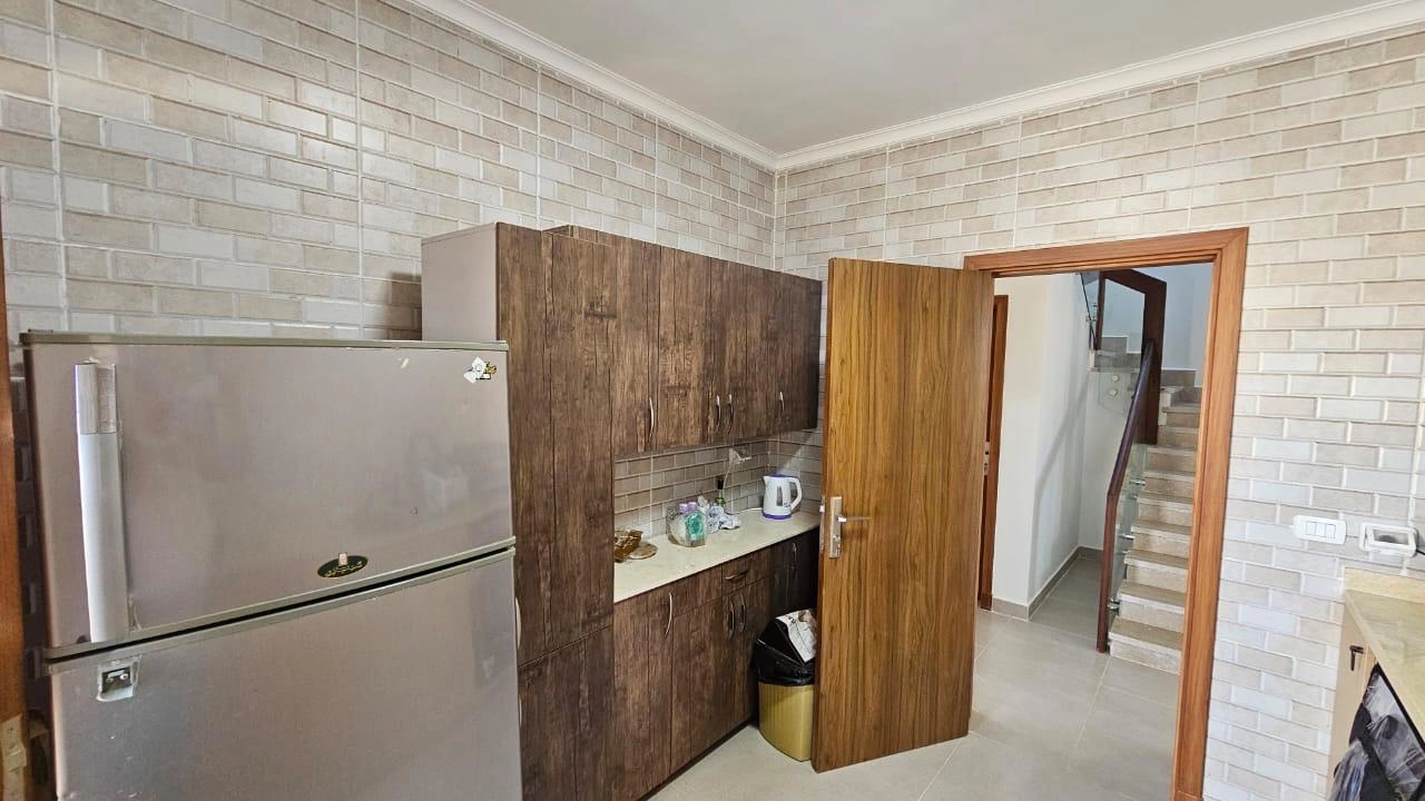 فيلا توين للايجار في جايا راس الحكمة ارضي بجاردن 6غرف