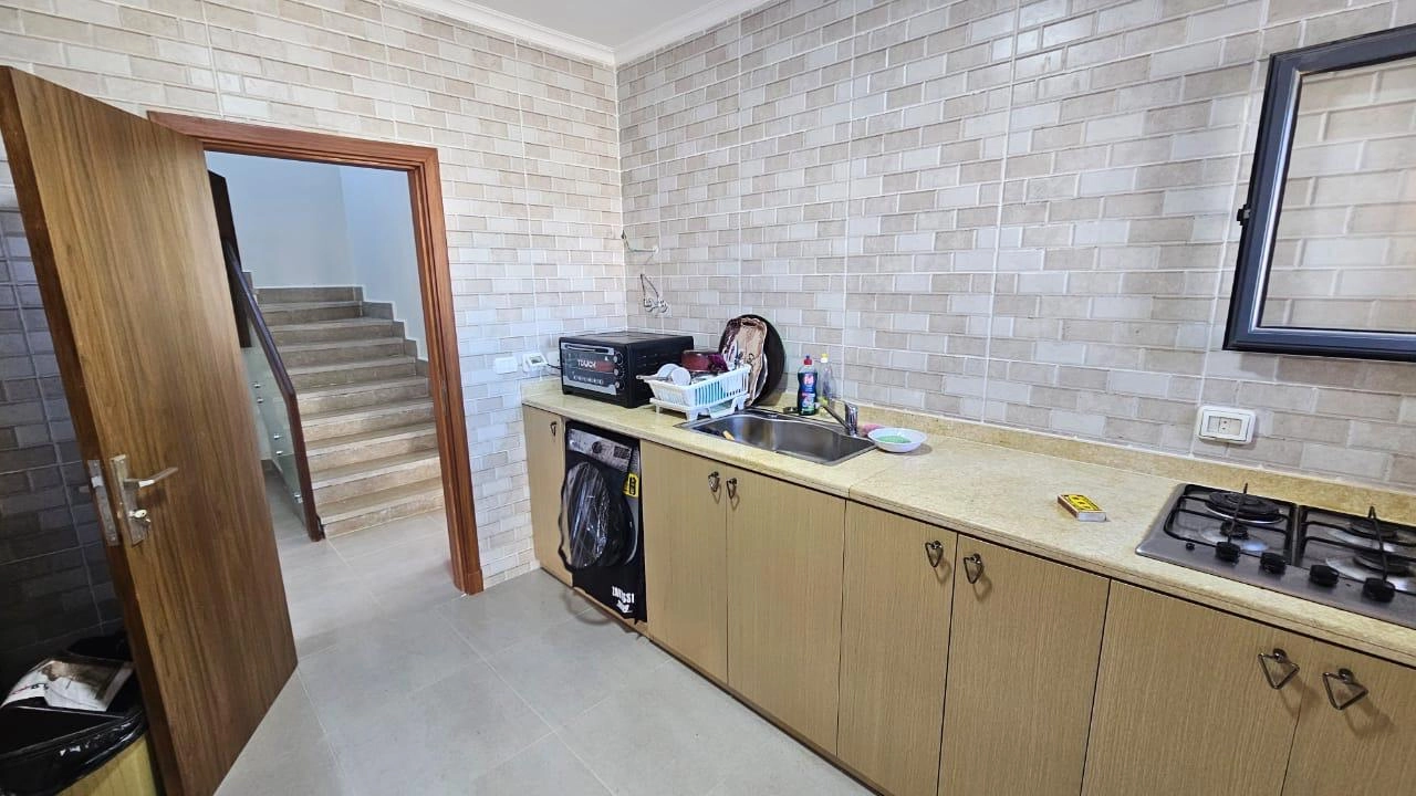 فيلا توين للايجار في جايا راس الحكمة ارضي بجاردن 6غرف