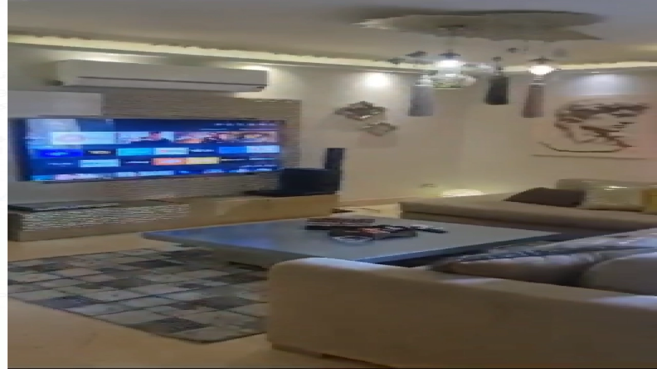 شقة مفروشة فرش فندقي مكونة من 3 غرف نوم و 3 حمام ريسبشن ومطبخ امريكيفي موقع مميز بالمهندسين وقريب من كل تاخدمات