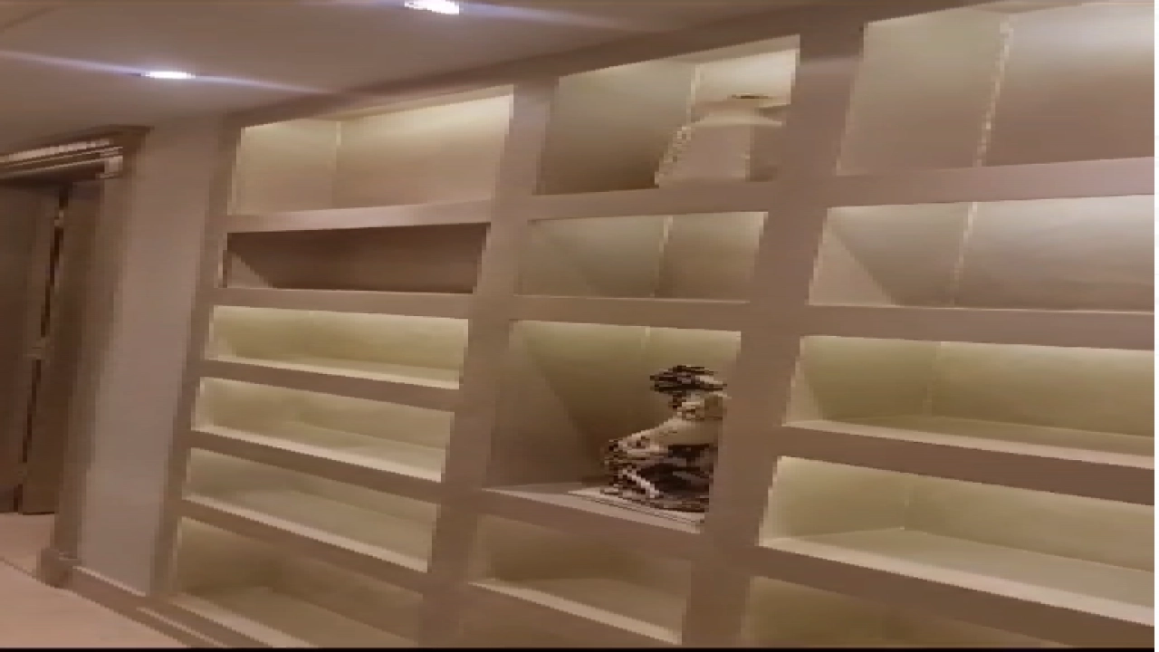 شقة مفروشة فرش فندقي مكونة من 3 غرف نوم و 3 حمام ريسبشن ومطبخ امريكيفي موقع مميز بالمهندسين وقريب من كل تاخدمات