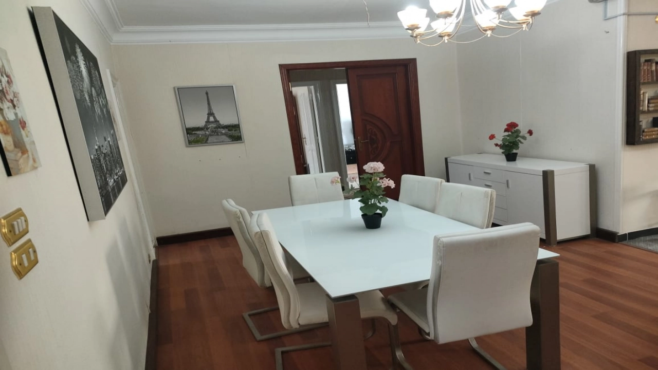 شقة مفروشة للايجار  ,,, 165 متر  , 3 غرف نوم  وريسبشن كبير ,, 2 حمام ,,, ومطبخ مكيفة بالكامل