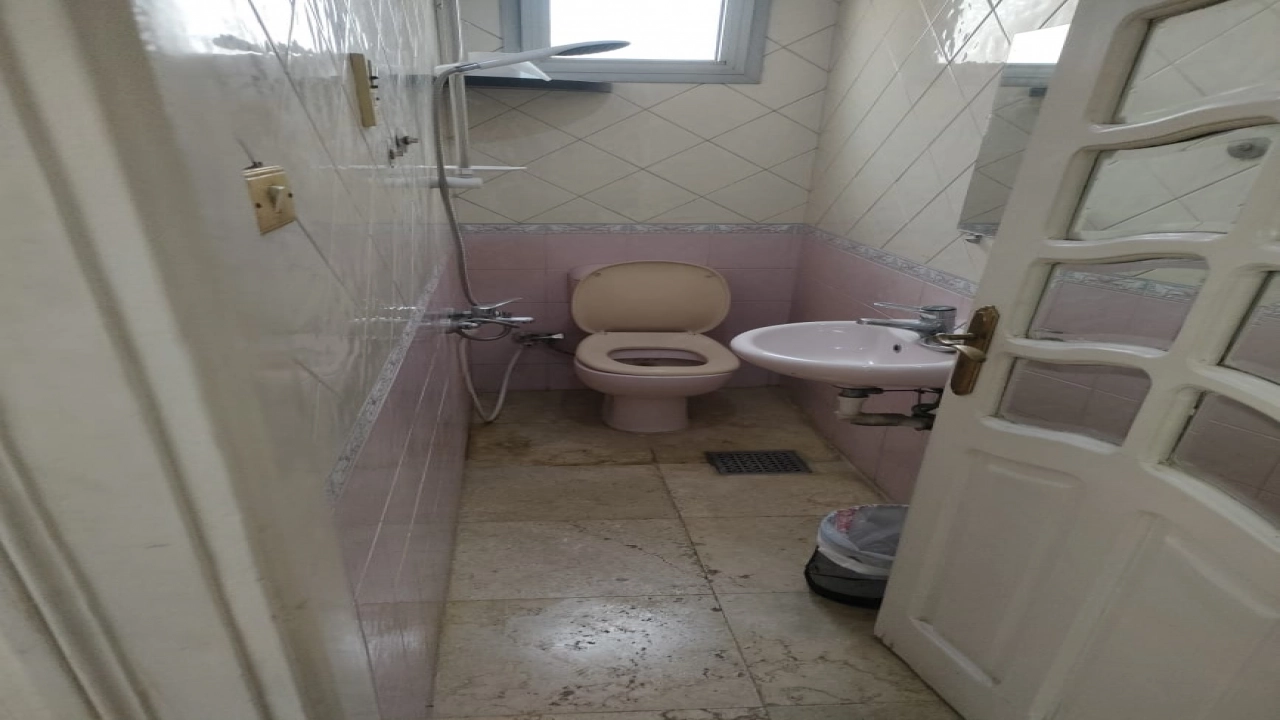 شقة مفروشة للايجار  ,,, 165 متر  , 3 غرف نوم  وريسبشن كبير ,, 2 حمام ,,, ومطبخ مكيفة بالكامل