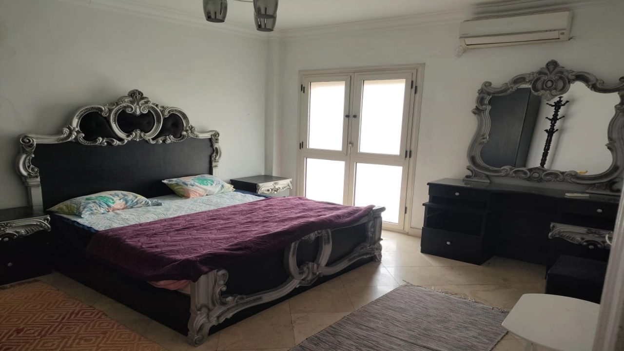 شقة مفروشة للايجار  ,,, 165 متر  , 3 غرف نوم  وريسبشن كبير ,, 2 حمام ,,, ومطبخ مكيفة بالكامل