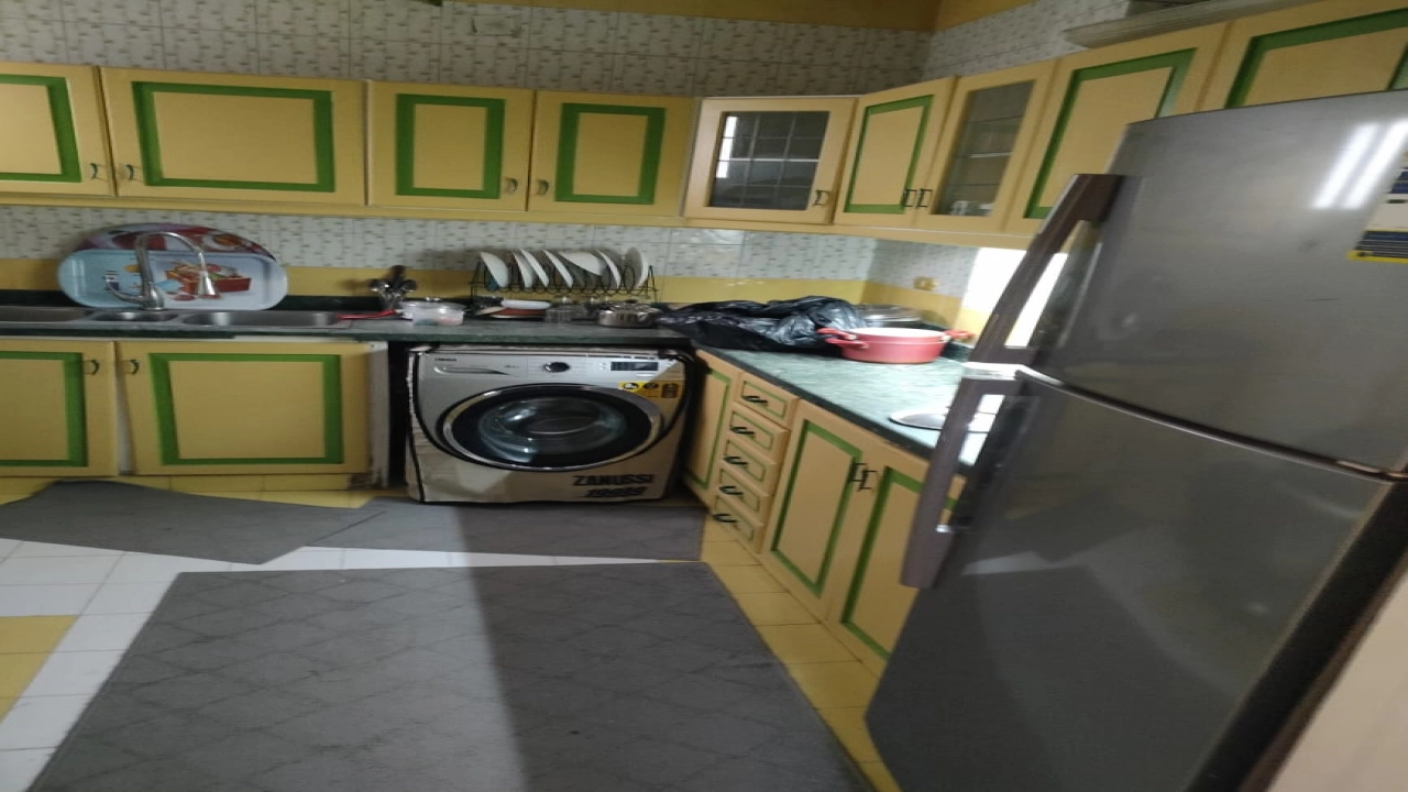 شقة مفروشة للايجار  ,,, 165 متر  , 3 غرف نوم  وريسبشن كبير ,, 2 حمام ,,, ومطبخ مكيفة بالكامل