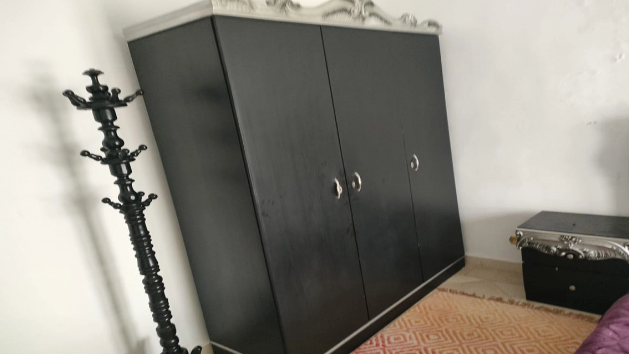 شقة مفروشة للايجار  ,,, 165 متر  , 3 غرف نوم  وريسبشن كبير ,, 2 حمام ,,, ومطبخ مكيفة بالكامل