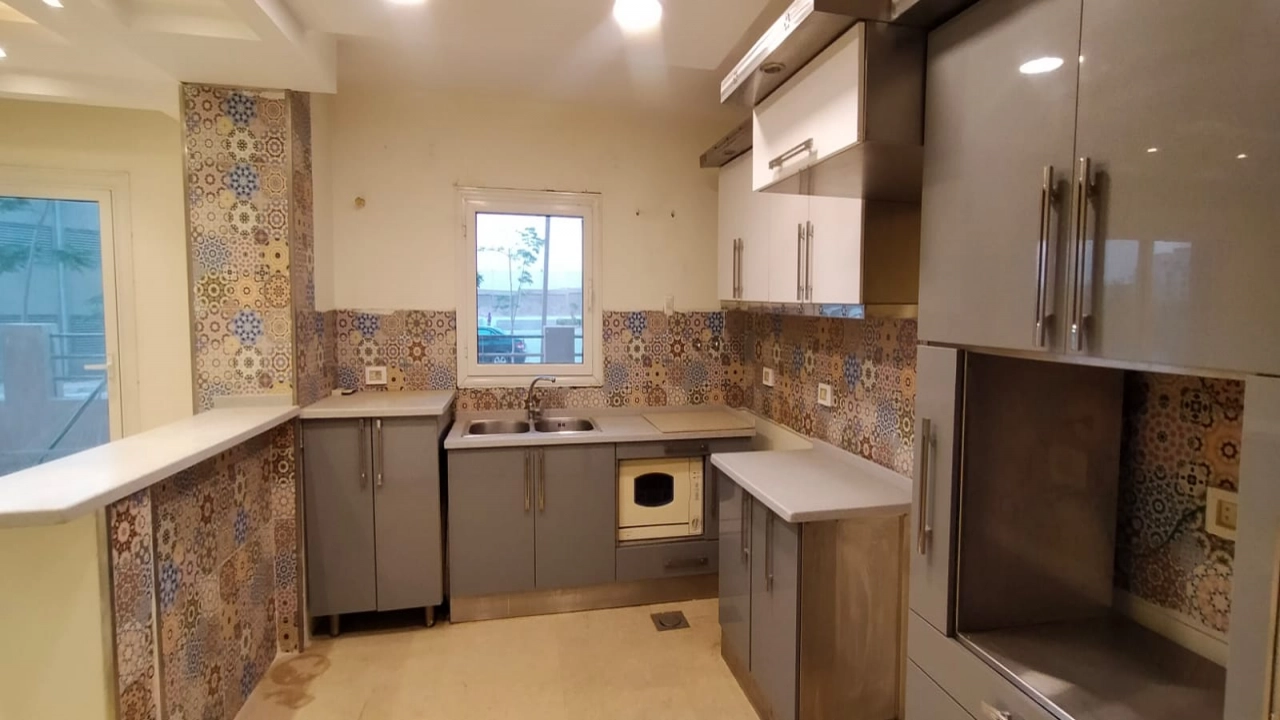 شقة للايجار نصف مفروش في كمبوند في التجمع 4 غرف نوم و4 حمام وريسبشن 4 قطع ومطبخ