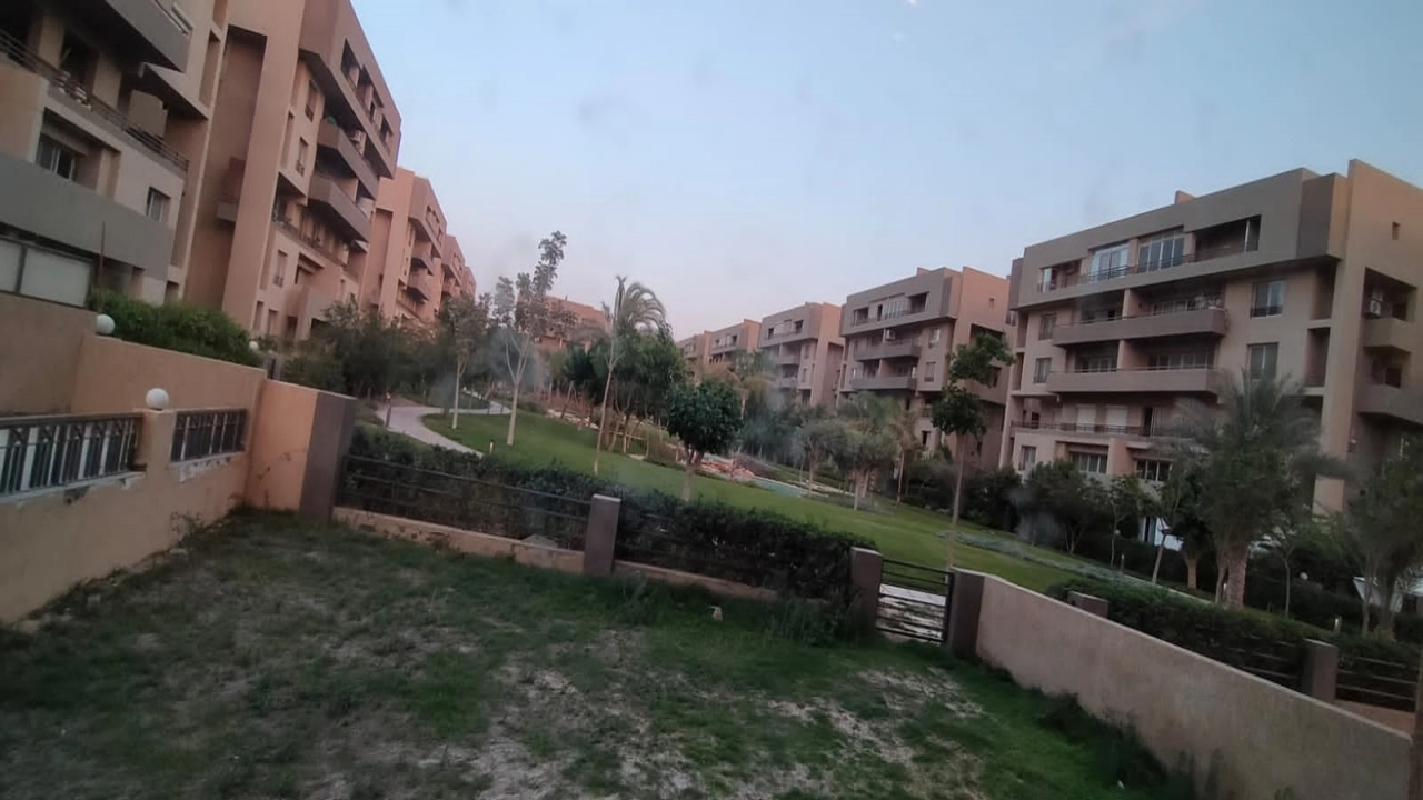 شقة للايجار نصف مفروش في كمبوند في التجمع 4 غرف نوم و4 حمام وريسبشن 4 قطع ومطبخ