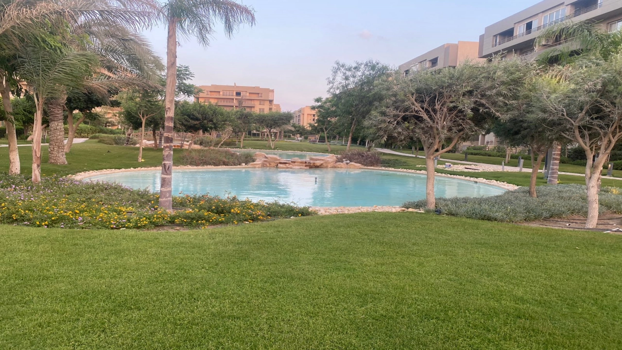 شقة للايجار نصف مفروش في كمبوند في التجمع 4 غرف نوم و4 حمام وريسبشن 4 قطع ومطبخ